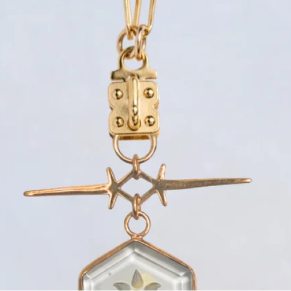 Gold Paperclip Chain with Sennod Vignette Holder - Picture 5 of 9
